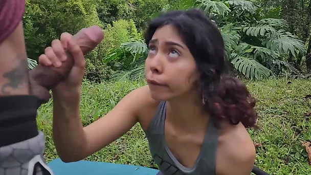 Я вижу эту горячую латиноамериканскую девушку, наслаждающуюся йогой в общественном парке, и предлагаю ей быстрый секс. Она соглашается!