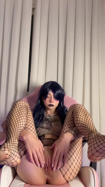 Стеснительная, определенно готическая шлюха!