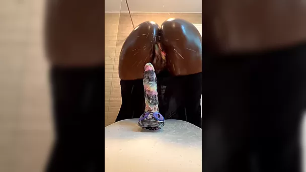 Spritzorgasmus im Badezimmer: heftiger Orgasmus mit Dildo