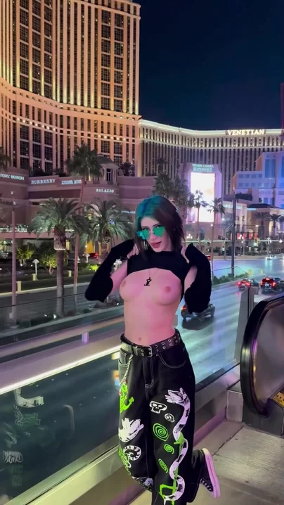 Рискованное обнажение груди на публике