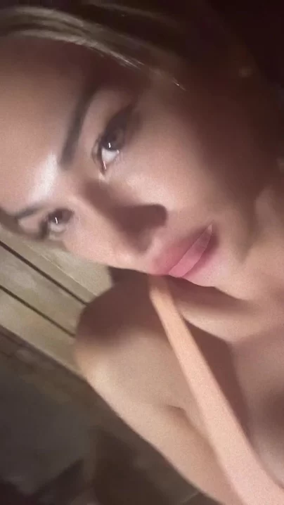 Was würdest du zuerst wählen? Mein Mädchenschwanz oder mein enger kleiner Arsch? Nur richtige Antworten.