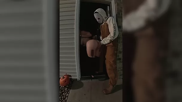 Kurvige Frau beschwört Halloween-Typen herbei, der ihr seinen harten Schwanz gibt.