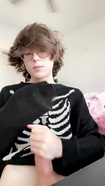 Я люблю дрочить за своим столом, просто хотелось бы, чтобы мне кто-то помог