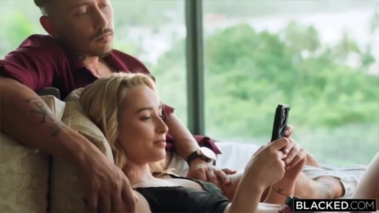 Sie wischt NUR bei weißen Männern nach links.