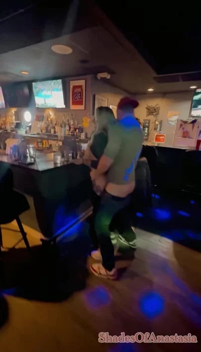 Tequila hat mich dazu gebracht, mit einem Tittenblitzer anzufangen, aber irgendwie wurde es ein schneller Fick…