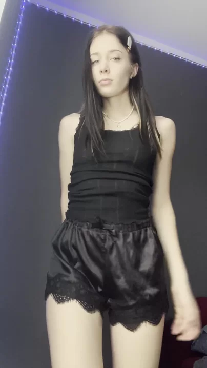 Молодая и красивая девушка-подросток с очаровательным телом