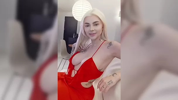 Татуированная блондинка-латиноамериканка сосет член, полирует его своими большими сиськами и трахается по-собачьи на кастинге