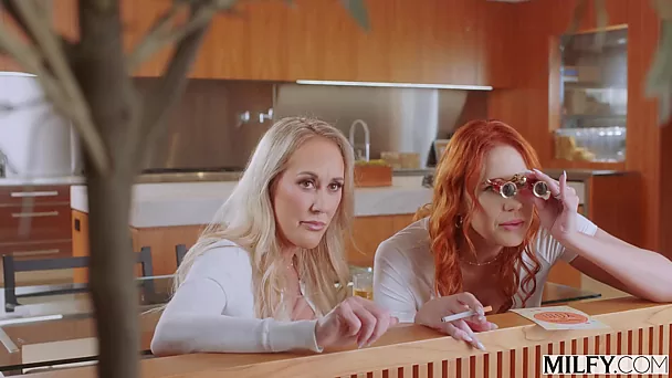 Рыжая милфа и ее парень делят BBC