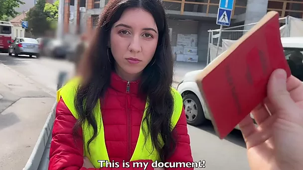 Я соблазняю горячую девушку-кондуктора автобуса и приглашаю ее к себе домой для приятного секса.