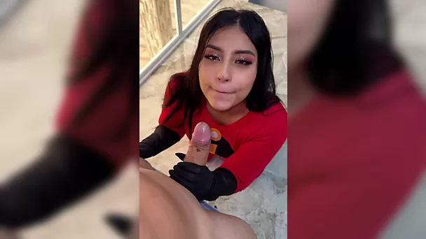 Latina-Mädchen verkleidet sich an Halloween als Elastigirl für ihn (POV)