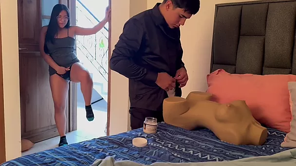 Латиноамериканка: ловит парня с секс-куклой, присоединяется для настоящего веселья