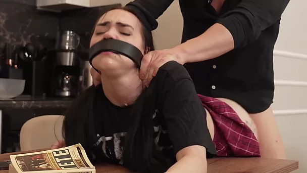 Зачем делать скучную домашнюю работу, если можно сделать из неё распутную сводную сестру?