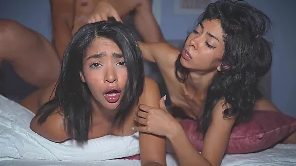 Латиноамериканские студентки наслаждаются интимным сексом втроем