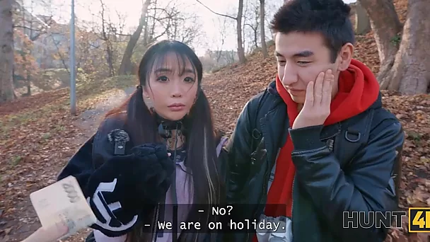 Sakura Soh betrügt ihren Freund, um Geld für ihre Reise zu bekommen.