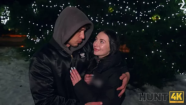 Стройная брюнетка-милашка Эмма Эванс трахает своего парня, ублажая щедрого незнакомца минетом и сексом в канун Рождества