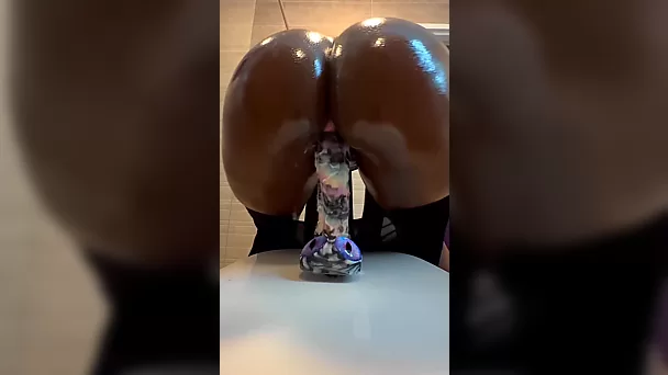 Грудастая темнокожая шлюха пачкает камеру, брызгая спермой, пока она скачет на дилдо