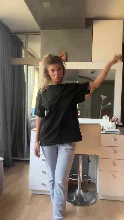 College-Schlampe, die es wert ist, gesehen zu werden