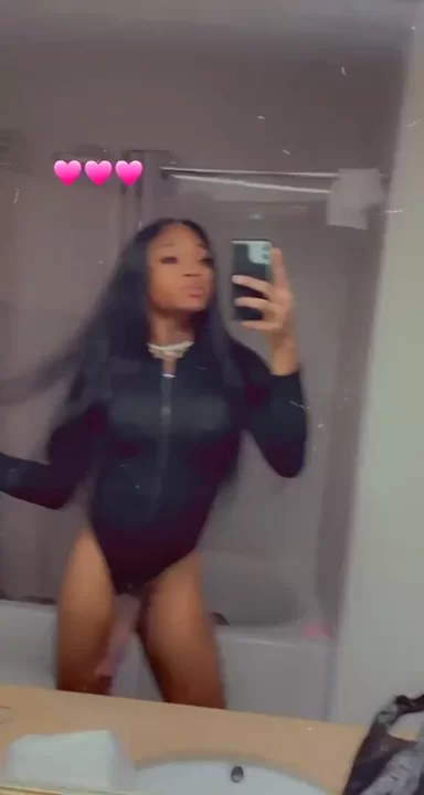 Baddie zeigt ihren Girlcock