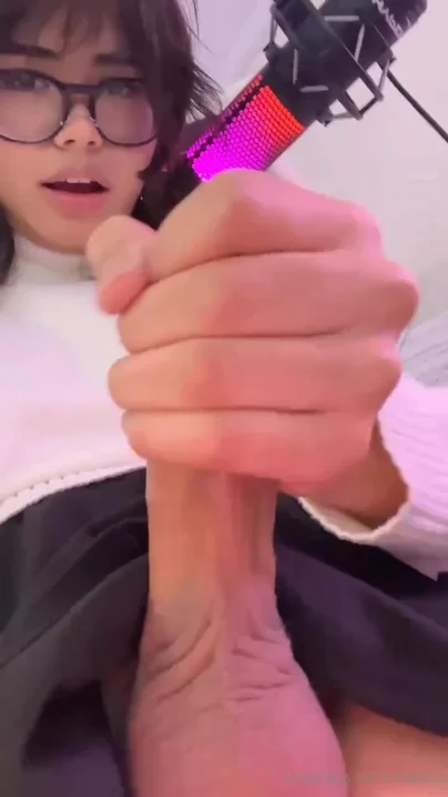 Niedliches E-Girl schießt mit Seilen