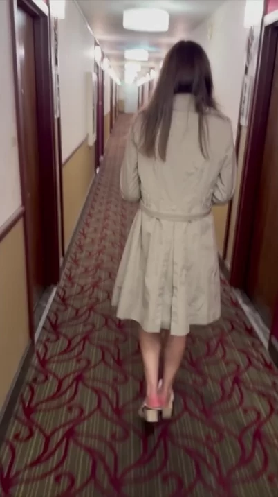 Erinnert ihr euch an unseren Tagesausflug? Wir mussten das einfach wiederholen. Mein Mann und ich haben uns mit einem Freund getroffen und hatten jede Menge Spaß. Ich stand über ihm und habe gespritzt wie nie zuvor, hatte meinen ersten spontanen DVP und n