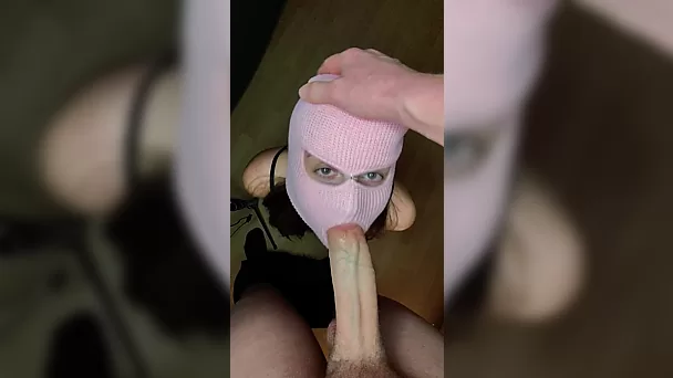 Пышногрудая брюнетка с пышными формами сосет огромный черный член, а затем получает в свою узкую щель жесткий бур и сперму