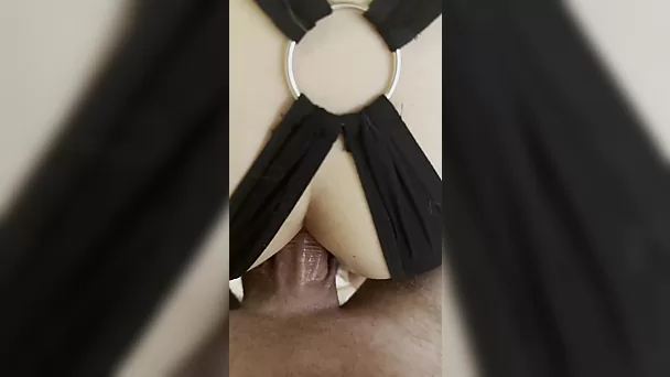 Asiatischer Genuss: Nahaufnahme von Analverkehr und Vibrator-Teasing