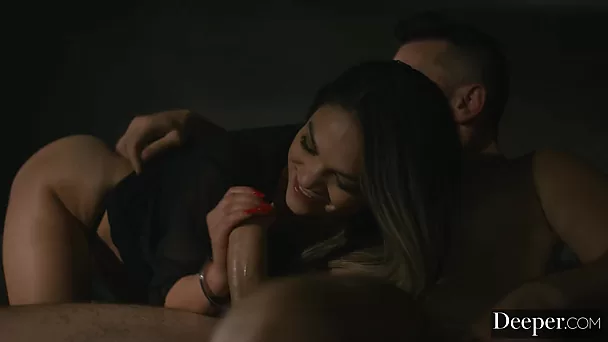 Горячая сексуальная красотка Афина Фарис заставляет Мануэля Феррару изменять своей жене и жестко ее трахать