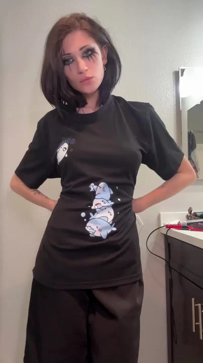 Только что пришла домой после занятий.