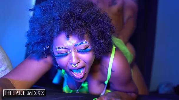 Ein schwarzer Mann genoss einen Buttplug, während sein schwarzer Schwanz im anderen Loch steckte.