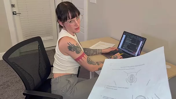 Ich habe meine Stiefmutter gebeten, mir bei den Hausaufgaben zum Thema Sexualkunde zu helfen.