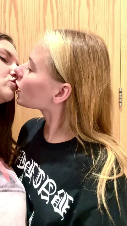 У меня есть своя закуска - и самое вкусное для меня - это ее губы.