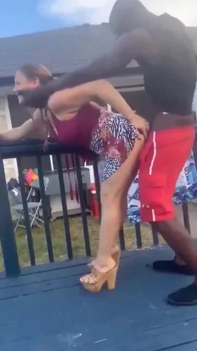 BBC приказала замужней шлюхе встать задом наперёд перед домом рогоносца