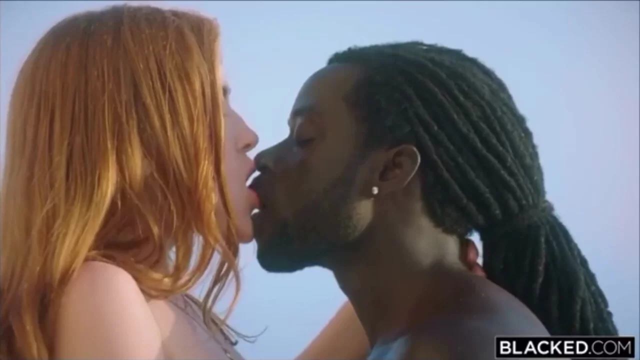 Freddy Gong aus Ghana, 28, vögelt Jia Lissa aus Russland, 23, am Strand