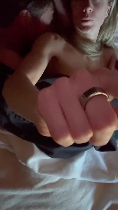 Ich wachte auf und spürte seinen harten Schwanz gegen mich gedrückt, also… fm