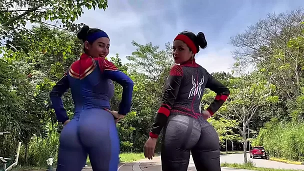 Großbusige Latinas in Spider-Woman- und Captain-Marvel-Kostümen reiten einen Schwanz und masturbieren bis zum Abspritzen.