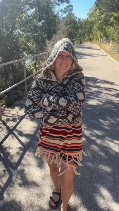 Die Exhibitionistin im öffentlichen Park