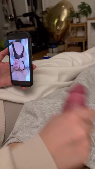 Er kommt gerne zu meinen Videos.