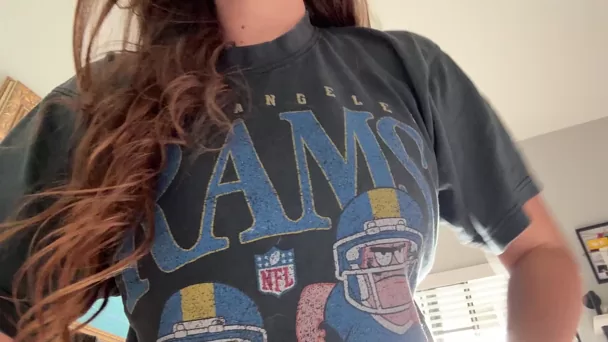 Выставляет грудь напоказ за первое место ;)