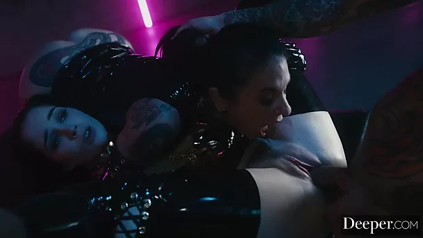 Сексуальные стройные красотки в латексных костюмах — Джоанна Энджел и Эвелин Клэр — делят большой член в горячей тройке.