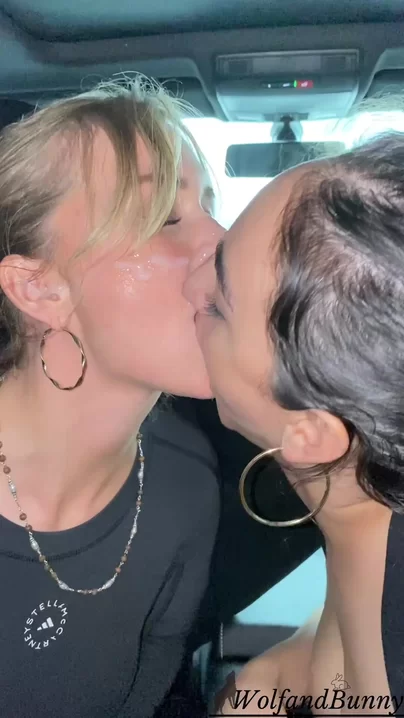 Ich küsse sie, während wir beide wie betäubt sind