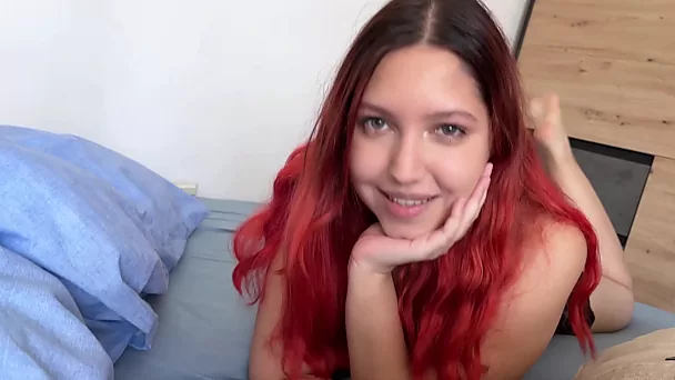 Kurvige Rothaarige bettelt unaufhörlich um eine Sahnetorte.