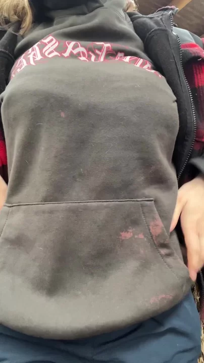 Демонстрирую свою грудь размера G на публике