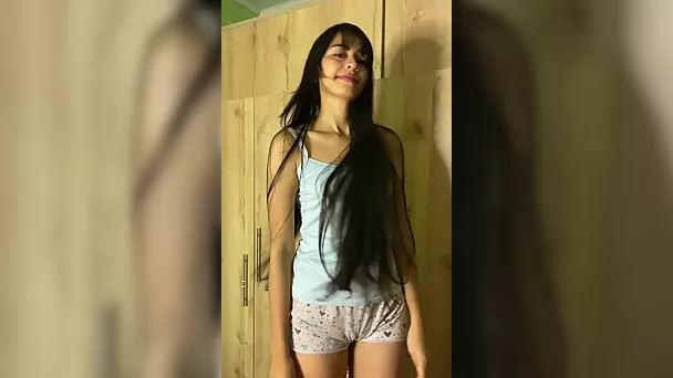 Сексуальная стройная латиноамериканская подруга моей девушки хотела сыграть со мной в «правду или действие», но в итоге оседлала мой член.